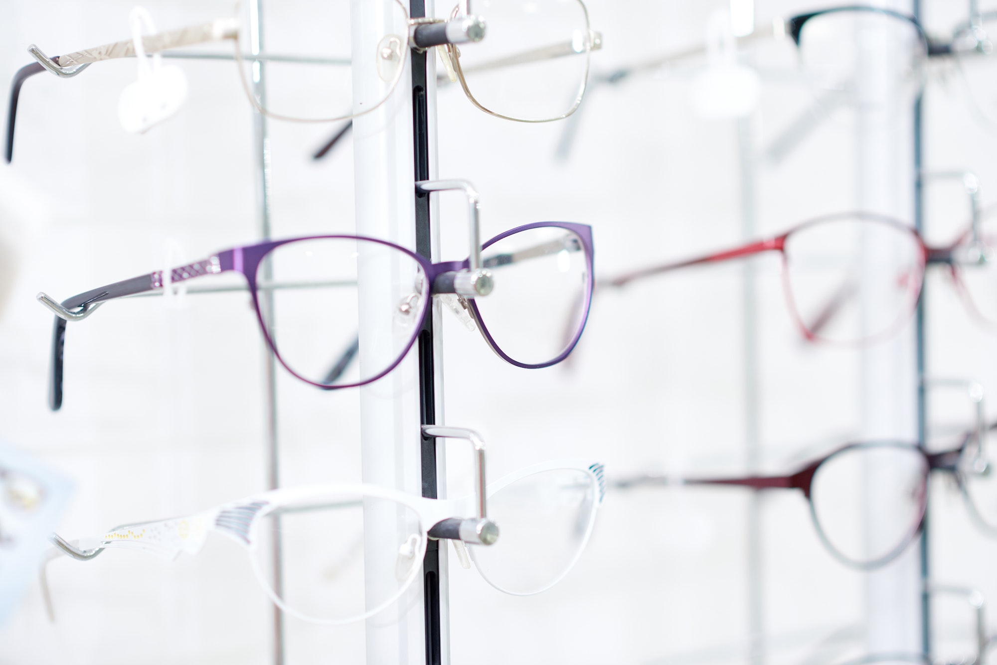 Fashionable eyeglasses in fashionable frame